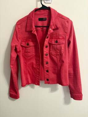 Kut from the Kloth Kara Frayed Hem Cropped Denim Jacket in Strawberry Medium